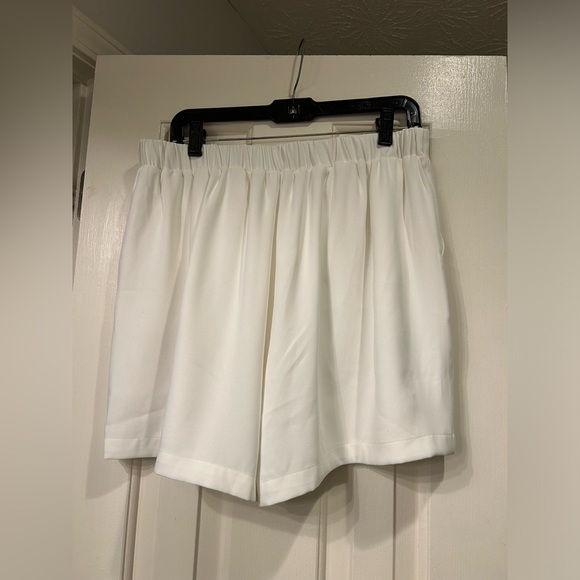 VICI Promesa White pleated high rise shorts NWT size large - Picture 4 of 4